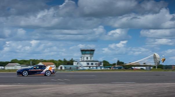 Andy Green erprobt mit einem 300 km/h schnellen F-TYPE R Coupé das Auslösen der Bremsfallschirme an seinem Supersonic-Rekordjäger Bloodhound SSC